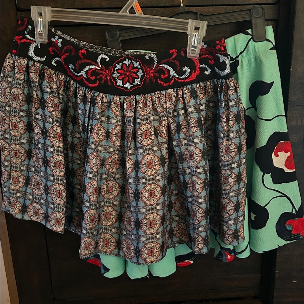 2 Beautiful Skirts
By KAS NEWYORK 
& Gabriella Rocha